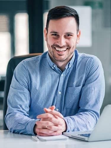 atendente homem notebook mesa terceirização de serviços grupo cnj poços de caldas