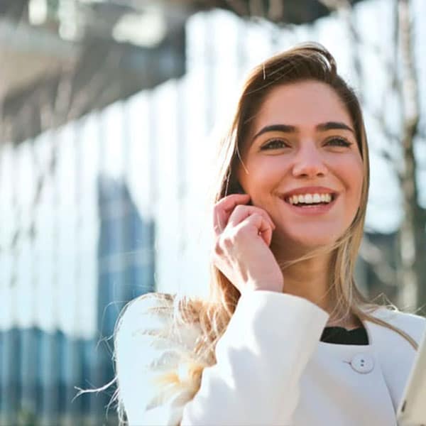 recepcionista mulher falando ao telefone terceirização de serviços grupo cnj poços de caldas